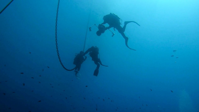 Ilustrasi menyelam di bawah laut. Foto: ITALIAN COAST GUARD via Reuters