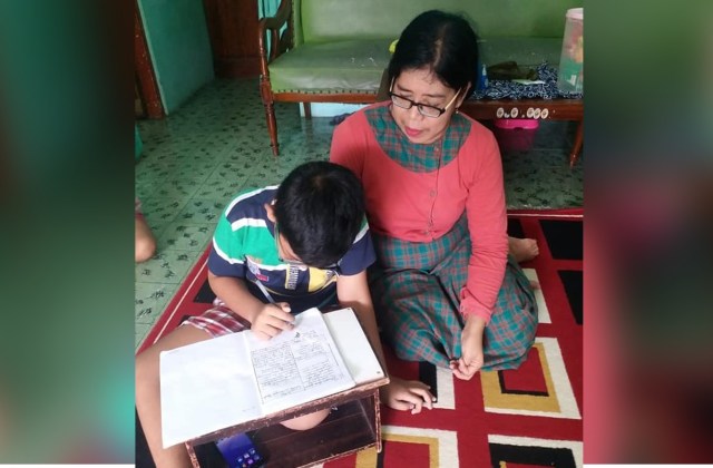Orangtua siswa SDN 2 Patukangan mendampingi anaknya belajar dari rumah. Menjelang tahun ajaran baru, kepala sekolah, guru, dan orangtua perlu bersinergi untuk menyiapkan berbagai alternatif pembelajaran untuk anak.