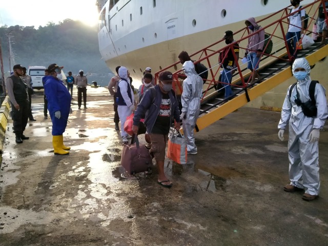 KM Labobar yang membawa 310 penumpang, sandar di Pelabuhan laut Serui, Kabupaten Kepulauan Yapen. (Dok: Polda Papua)