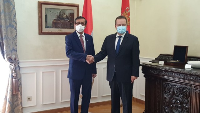 Menkumham Yasonna Laoly bersama Wakil Perdana Menteri merangkap Menteri Luar Negeri Serbia Ivica Dacic di Beograd. (Foto: Kemenkumham)