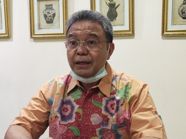 Dewan Pembina Yayasan Perguruan Tinggi Islam Batik (Yapertib), Solichul Hadi Achmad Bakri dan kedua anaknya yang menjabat sebagai sekretaris dan staf ahli bendahara mengundurkan diri