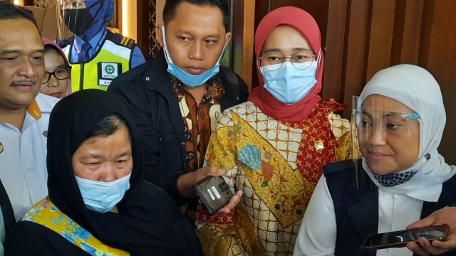 Menaker Ida Fauziyah jemput Pekerja Migran Indonesia (PMI) yang lolos dari hukuman mati di Arab Saudi, Etty binti Toyib, di Bandara Soekarno Hatta. Foto: Dok. Kemenaker