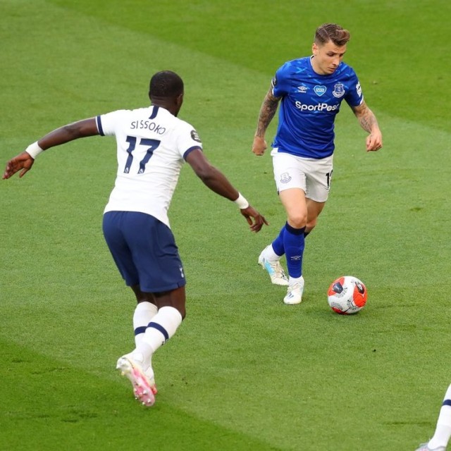 Digne dan Sissoko berduel di laga Tottenham Hotspur vs Everton, Selasa (7/7) dini hari WIB. Foto: Tim media Premier League