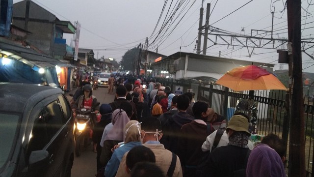 Penumpang KRL di Stasiun Bojong Gede Padat, Antrean Mengular hingga Jalan (5023)
