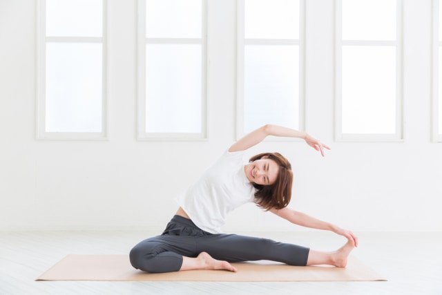 Ilustrasi perempuan melakukan yoga Foto: Shutterstock