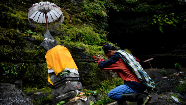 Masyarakat Suku Tengger berdoa sebelum mengambil air suci di Goa Widodaren  di kawasan Gunung Bromo, Probolinggo, Jawa Timur, Senin (6/7).  Foto: Zabur Karuru/ANTARA FOTO