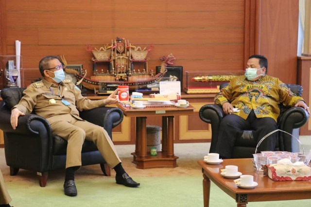 Gubernur Kalbar, Sutarmidji berbincang dengan Wakil Ketua Komite IV DPD RI, Sukiryanto. Foto: Dok Pemprov Kalbar
