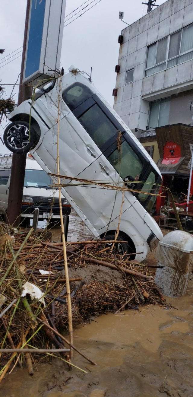 Sebuah mobil hanyut oleh banjir akibat hujan lebat di Hitoyoshi, prefektur Kumamoto, Jepang. Foto: Twitter@NEOTIGER2010/via REUTERS