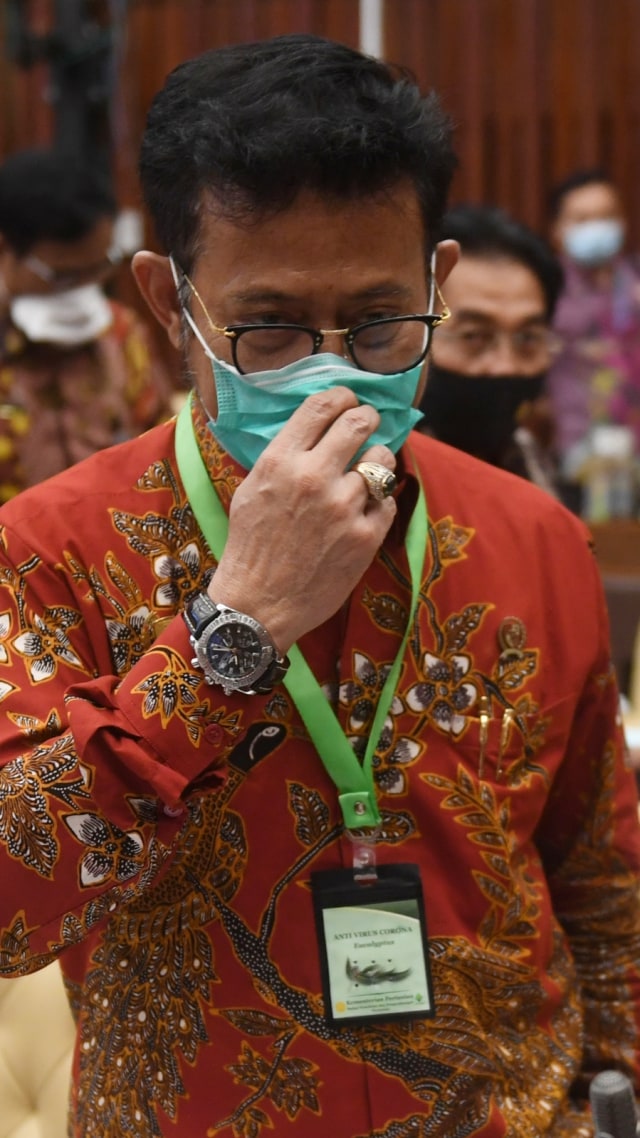 Menteri Pertanian Syahrul Yasin Limpo mengenakan kalung bertuliskan anti virus corona di Kompleks Parlemen, Senayan, Jakarta, Selasa (7/7). Foto: Akbar Nugroho Gumay/Antara Foto