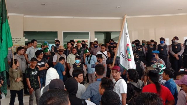 Demo Aliansi Petani Sawit di halaman kantor Gubernur Sulawesi Barat. Foto: Awal Dion/sulbarkini