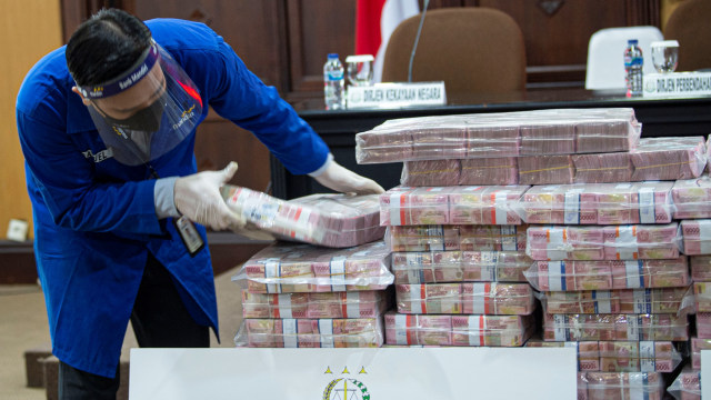 Petugas menata barang bukti berupa uang sitaan di kantor Kejaksaan Agung (Kejagung), Jakarta, Selasa (7/7).  Foto: Aditya Pradana Putra/ANTARA FOTO