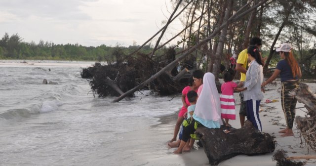 Kondisi Pantai Serdang, Kabupaten Beltim yang mengalami abrasi.