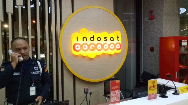 Logo perusahaan telekomunikasi Indosat Ooredoo di salah satu kantor cabang. Foto: Aditya Panji/kumparan
