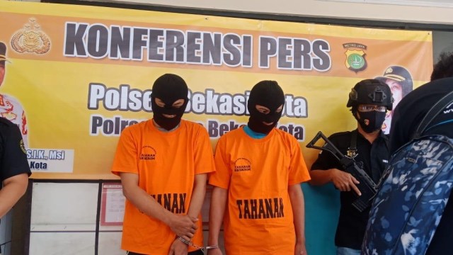 Pelaku pencurian sepeda motor di Bekasi, Jawa Barat, dihadirkan saat konferensi pers, Selasa (7/7). Foto: Polres Metro Bekasi Kota