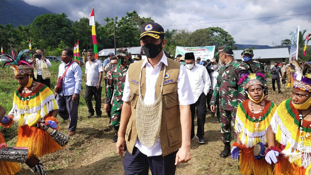 Kepala Badan Nasional Penanggulangan Bencana (BNPB), Doni Monardo, saat berada di Sentani, Kabupaten Jayapura. (BumiPapua.com/Alan Youwe)