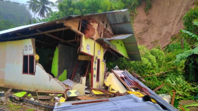 Satu rumah warga di Desa Bondawuna, Kecamatan Suwawa Selatan, Kabupaten Bone Bolango, Gorontalo. Rusak akibat longsor yang terjadi beberapa waktu lalu. Selasa, (7/7). Foto: Dok istimewa