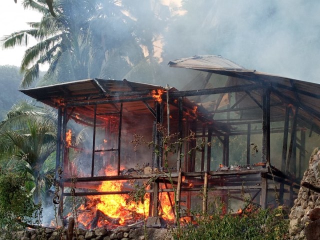 Rumah seorang janda di Desa Udiworowatu, Kabupaten Nagekeo yang ludes terbakar. Foto: istimewa. 
