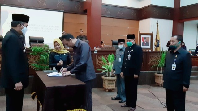 DPRD Kabupaten Brebes menetapkan Rancangan Peraturan Daerah (Raperda) tentang Pertanggungjawaban Pelaksanaan Anggaran Pendapatan dan Belanja Daerah (APBD) Tahun Anggaran 2019 menjadi Peraturan Daerah (Perda), Selasa 7 Juni 2020. (Foto: Fajar Eko)