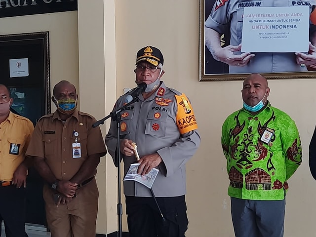Keterangan pers Kapolda Papua bersama Bawaslu dan KPU setempat di Mapolda Papua dalam kesiapan pengamanan pilkada serentak 11 kabupaten di Papua. (BumiPapua.com/Liza Indriyani) 