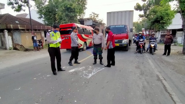 Petugas saat lakukan olah TKP, kecelakaan lalu-lintas di jalan raya jurusan Bojonegoro - Babat, turut wilayah Desa Kapas Kecamatan Kapas Kabupaten Bojonegoro. Selasa (07/07/2020)