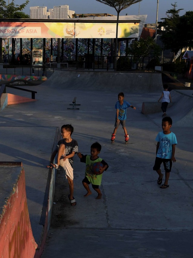 Sejumlah anak bermain di ruang terbuka hijau (RTH) Kalijodo, Jakarta. Foto: Wahyu Putro A/ANTARA FOTO 