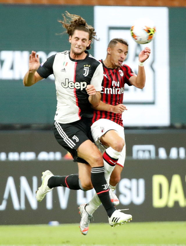 Duel para pemain di laga AC Milan vs Juventus, Rabu (8/7) dini hari WIB. Foto: Alesandro Galofalo/Reuters