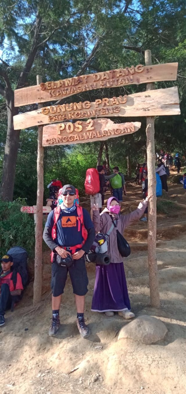 Pasangan pendaki Cristina dan Deris yang menikah setelah mendaki Gunung Prau Foto: Dok. Cristina