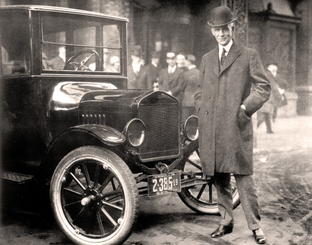 Henry Ford dan Model T saat berada di New York pada 1921. Wikimedia Commons. 