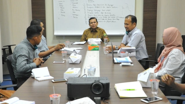 Ketua Tim Seleksi Komisioner KIA, Marwan Nusuf (tengah) dan anggota tim seleksi menerima perwakilan masyarakat sipil Aceh. 