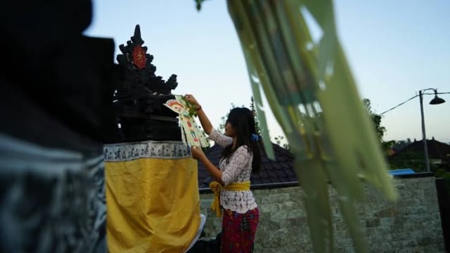 Umat Hindu melakukan persembahyangan khusus di Hari Pagerwesi - WIB