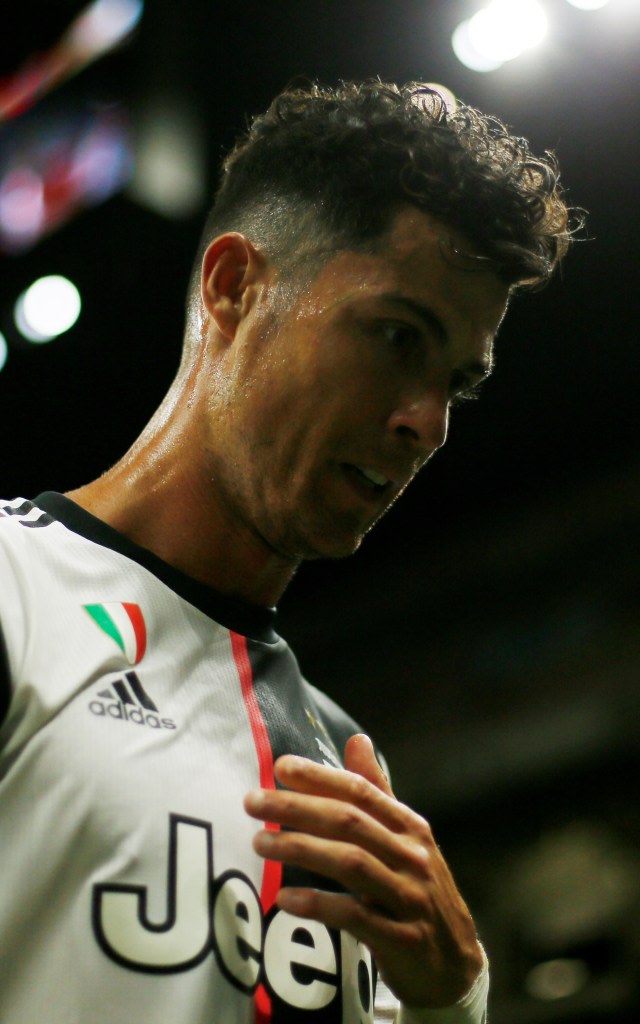 Ekspresi Cristiano Ronaldo usai dikalahkan AC Milan. Foto: Alesandro Galofalo/Reuters