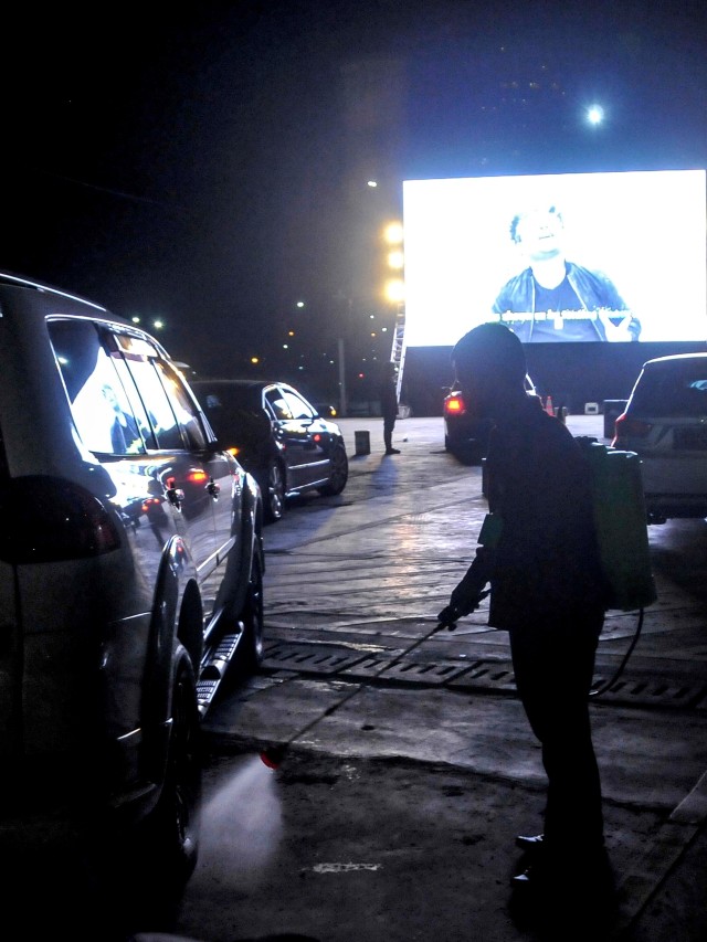 Petugas menyemprotkan disinfektan ke kendaraan yang masuk di bioskop drive-in di Cikarang Kabupaten Bekasi, Jawa Barat. Foto: Fakhri Hermansyah/ANTARA FOTO