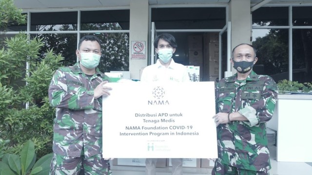 Human Initiative dan NAMA Foundation menyerahkan bantuan APD untuk rumah sakit di Jakarta.  Foto: Dok. Human Initiative