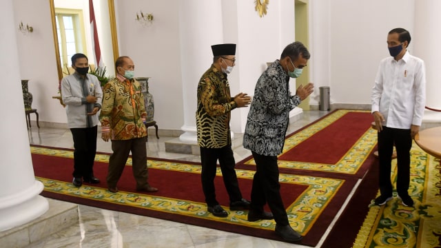 Presiden Joko Widodo (kanan) menyambut Ketua MPR Bambang Soesatyo (kiri) saat pertemuan di Istana Bogor, Jawa Barat, Rabu (8/7). Foto: Akbar Nugroho Gumay/ANTARA FOTO
