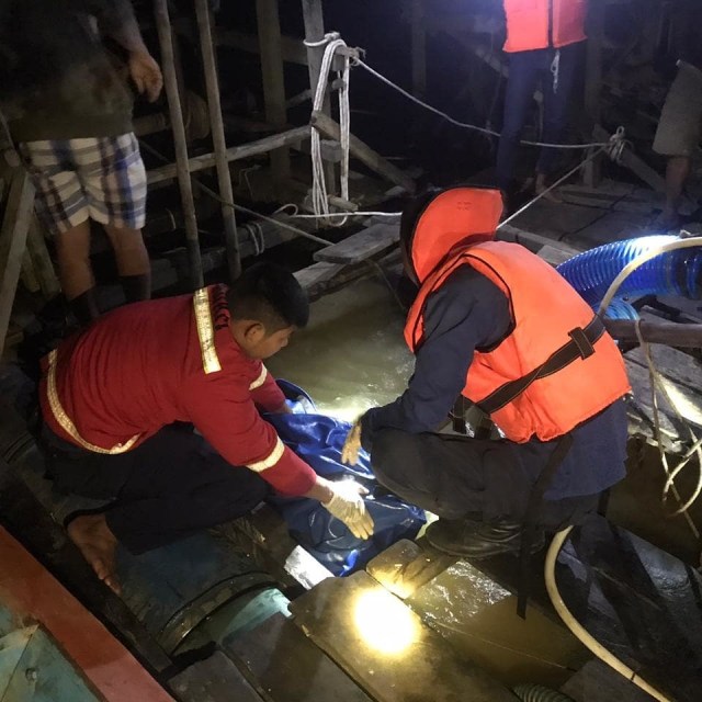 Tim SAR mengevakuasi jenazah tenggelam di Sungai Sepauk. Foto: Dok Polres Sintang