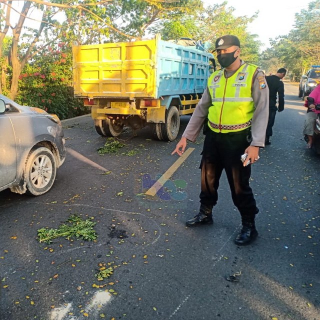 Petugas saat lakukan olah TKP kecelakaan lalu-lintas di jalan raya Bojonegoro - Cepu, turut Desa Pungpungan Kecamatan Kalitidu Bojonegoro. Rabu (08/07/2020)