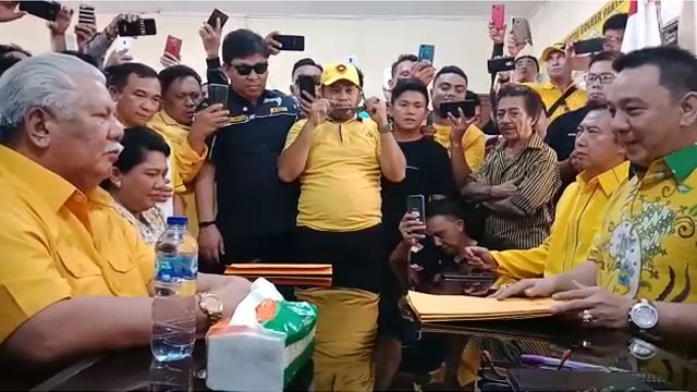 Jimmy Rimba Rogi saat menyerahkan berkas pendaftaran Bakal Calon Wali Kota Manado ke Partai Golkar