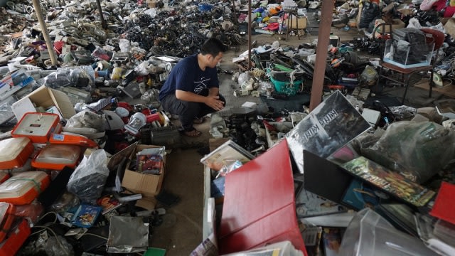 'Mal Rongsok' milik Nurcholis Agi yang punya tak kurang dari 30 ribu item dagangan. Foto: kumparan