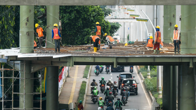 Pekerja menyelesaikan pembangunan skybridge di Halte TransJakarta Centrale Stichting Wederopbouw (CSW) koridor 13, Jakarta, Rabu (8/7/2020). Foto: Galih Pradipta/ANTARA FOTO