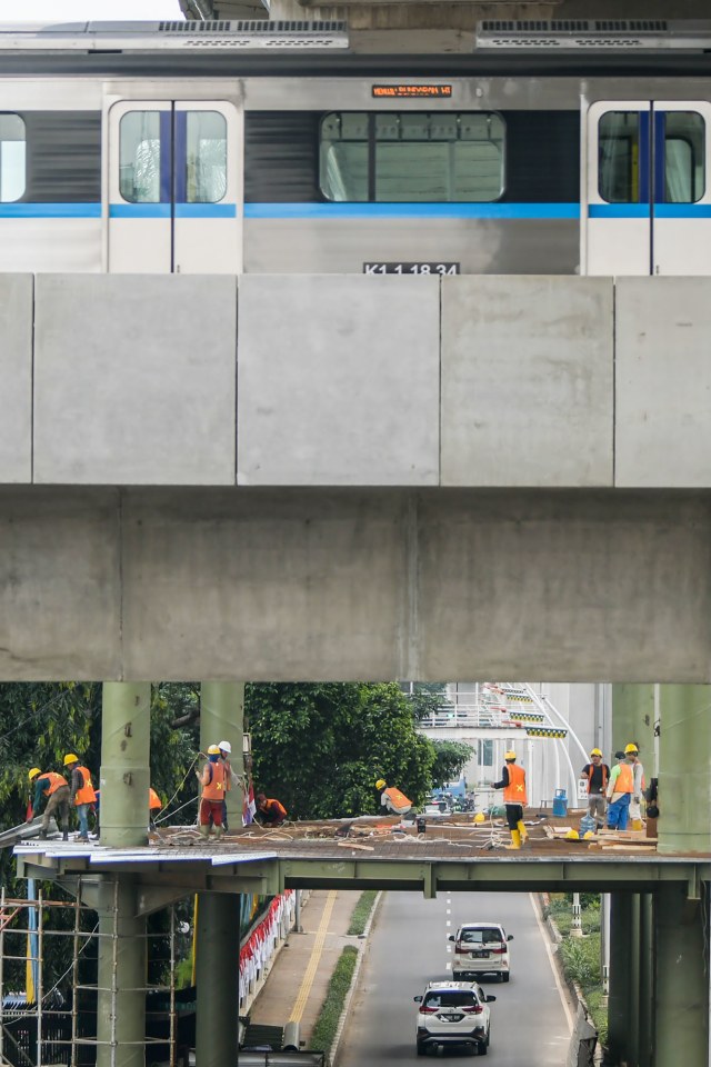 Pekerja menyelesaikan pembangunan skybridge di Halte TransJakarta Centrale Stichting Wederopbouw (CSW) koridor 13, Jakarta, Rabu (8/7/2020). Foto: Galih Pradipta/ANTARA FOTO