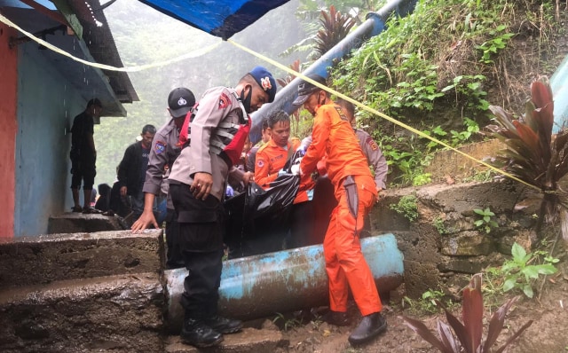 Saat tim gubungan mengevakuasi korban yang tenggelam. Foto: Basarnas Jambi