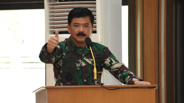 Panglima TNI Marsekal TNI Hadi Tjahjanto memberikan pembekalan kepada 750 Calon Perwira Remaja Taruna-Taruni TNI dan Polri Tahun 2020 di Mabes TNI Cilangkap. Foto: Dok. Puspen TNI