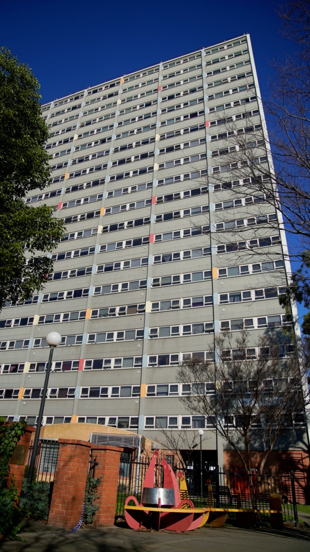 Sebuah apartemen yang dilockdown akibat virus corona kembali merebak di Melbourne, Australia, 8 Juli 2020. Foto: Sandra Sanders/REUTERS