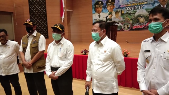 Keterangan pers Menteri Kesehatan Terawan Agus Putranto, bersama Kepala BNPB dan Menteri PMK di Kantor Bupati Merauke. (BumiPapua.com/Abdel Syah)  