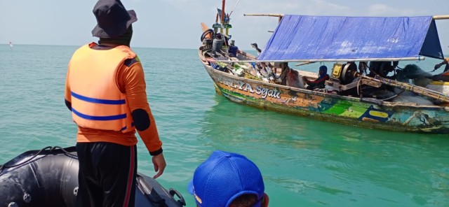 Relawan BPBD Kabupaten Tegal bersama nelayan mencari korban. 