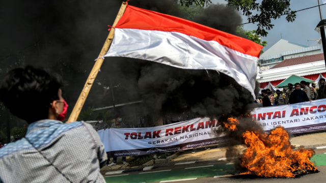 Massa Gerakan Nasional Tolak Reklamasi (Gentar) Jakarta mengibarkan bendera pada aksi unjuk rasa di depan gedung Balai Kota, Jakarta, Rabu (8/7). Foto: Galih Pradipta/ANTARA FOTO