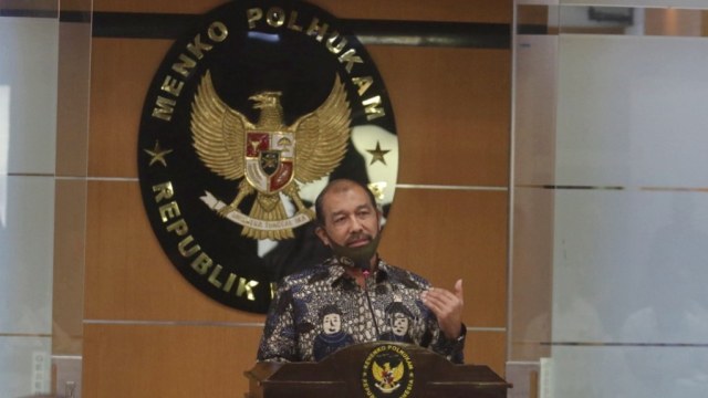 Wakil Ketua DPD RI Nono Sampono memberikan sambutan saat bertemu dengan Menkopolhukam Mahfud MD di Kemenkopolhukam, Jakarta.   Foto: DPD 