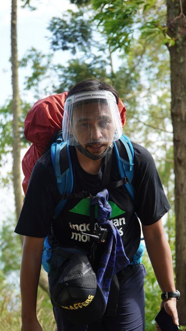 Viral pendaki memakai face shield saat naik ke Gunung Cikuary. Foto: Indonesian Mountains