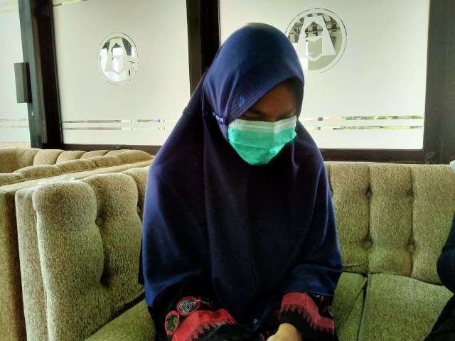 Satu santri asal Malaysia bernama Ema Suraya (19) tertahan di Pondok Assalam Solo, dikarenakan negara asalnya sedang mengalami lockdown