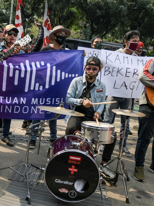 Massa yang tergabung dalam Persatuan Musisi Kafe menggelar unjuk rasa di depan gedung Balai Kota, Jakarta, Rabu (8/7). Foto: Galih Pradipta/ANTARA FOTO